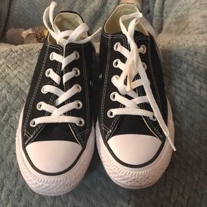 Size 5 woman’s mint condition converse all star